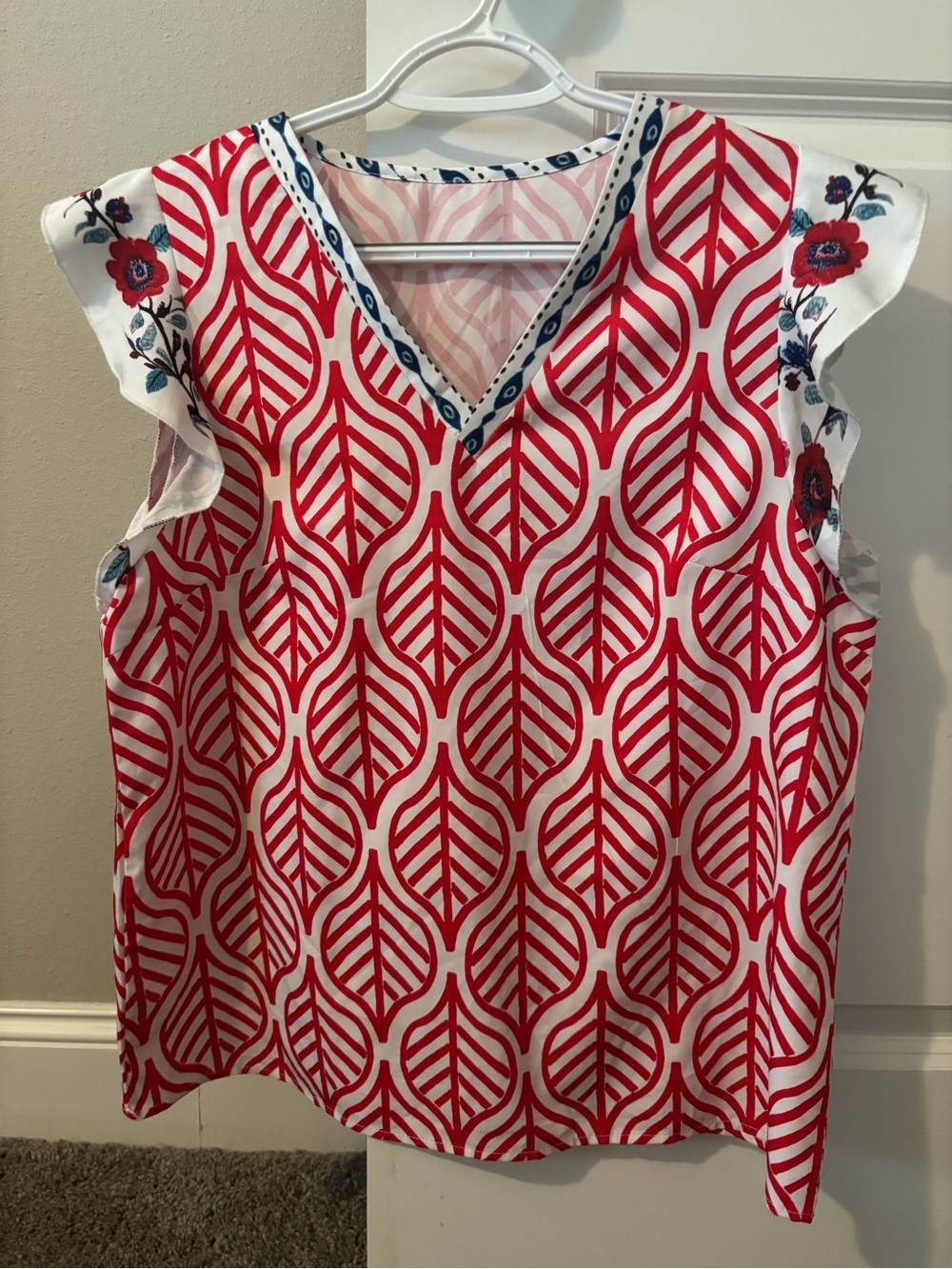 SHEIN Red and White Sleeveless V-Neck Leaf Print Top